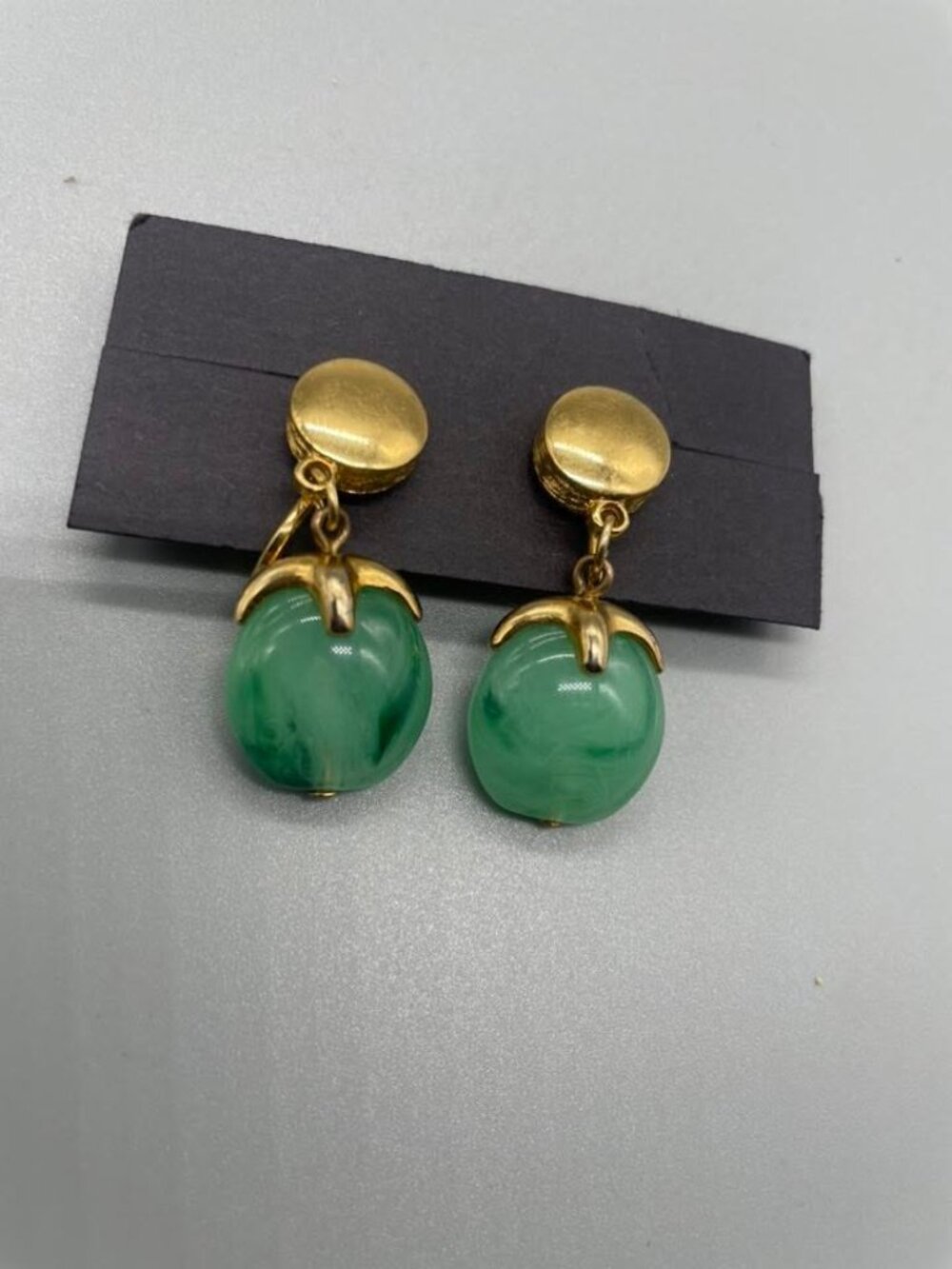 EUC VTG Crown Trifari Marbled Green Lucite Gold Tone Clip On Earrings